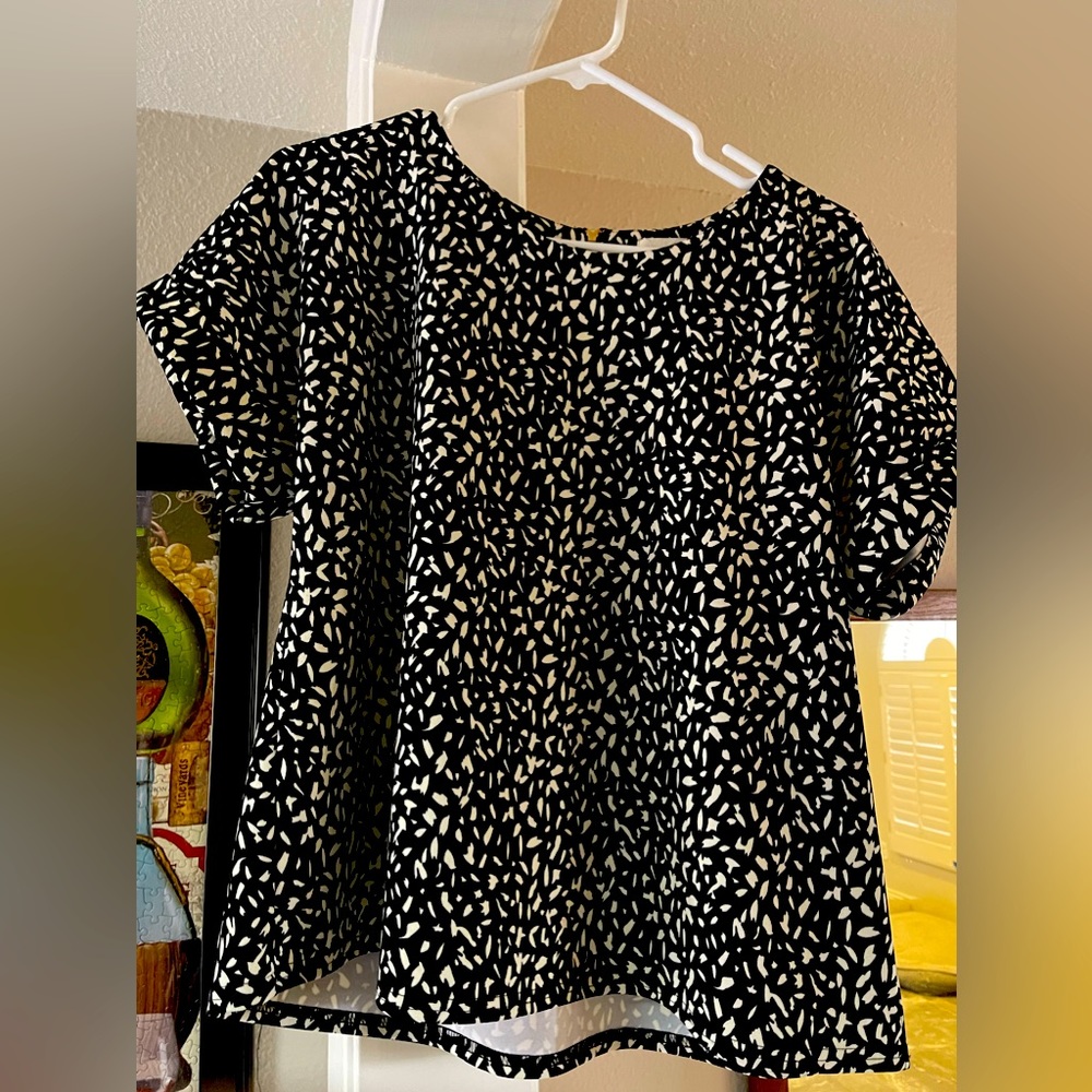 Melloday blouse. Zipper in back.